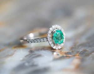 Anillo de esmeralda en subastas joyas en valencia