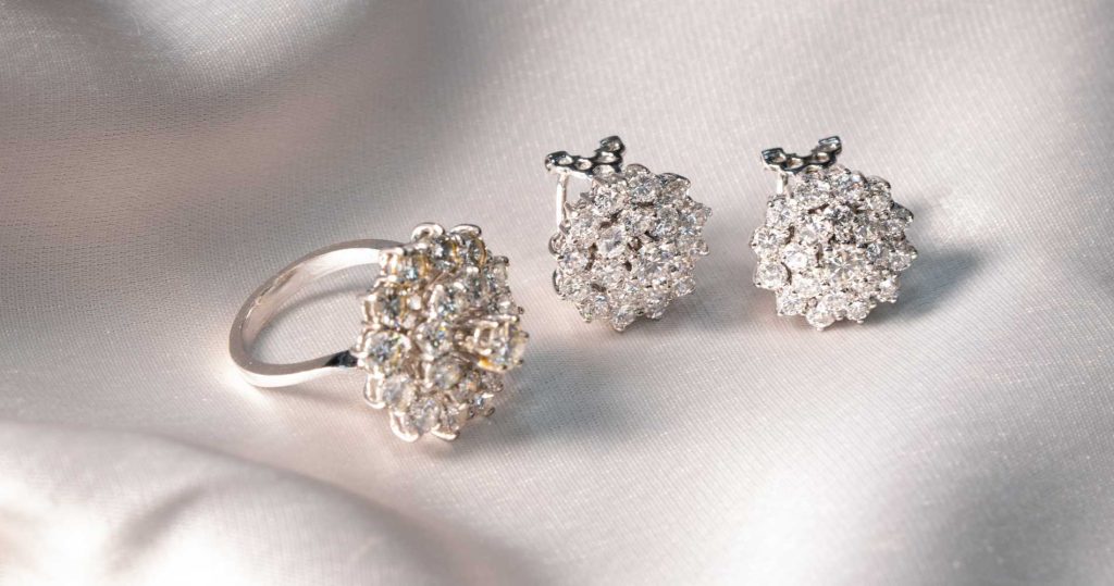 aderezo de diamantes coleccion joyas exclusivas oro gema subastas