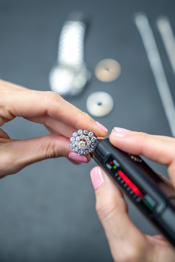 <strong>Vender joyas de oro, diamantes y relojes que ya no usa. Una segunda vida para ellas, un dinero extra para sus sueños.</strong> 3 POR06330