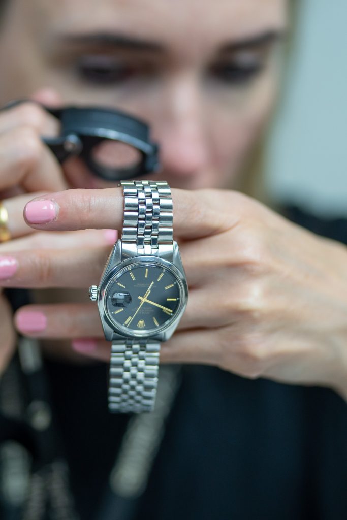 <strong>Vender joyas de oro, diamantes y relojes que ya no usa. Una segunda vida para ellas, un dinero extra para sus sueños.</strong> 2 POR06385