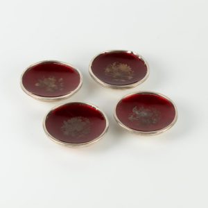 B230330 - 26: Juego de cuatro centros de plata esmaltados con motivos florales.