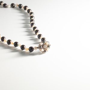 B240104 - 212: Collar de perlas cultivadas con cierre de oro blanco con diamante talla brillante. peso aprox. dte. 0.10ct.