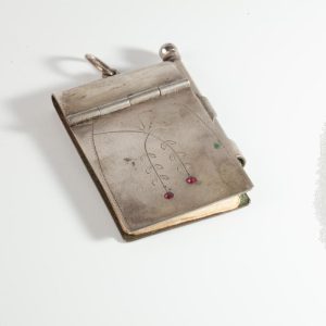 B240104 - 235: Antiguo libro de citas de plata con piedras de color.