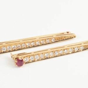 B241219 - 95: Pareja de broches de oro con rubi, esmeralda y diamantes talla brillante. peso aprox. dts. 1.20ct.