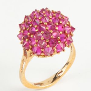 B250227 - 61: Sortija de oro con espinelas rojas.