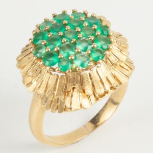 B250227 - 294: Sortija de oro con esmeralda.