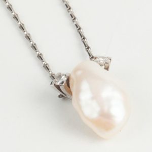 B250327 - 27: Gargantilla de oro blanco con perla cultivada y diamantes talla brillante. peso aprox. dts. 0.10ct.