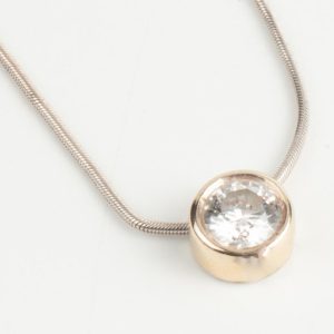 B250327 - 31: Gargantilla de oro blanco con diamante talla brillante. peso aprox. dte. 0.55ct.