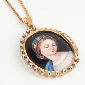 B250327 - 122: Cadena de oro. colgante de oro con imagen virgen de esmalte y diamantes talla brillante. peso aprox. dts. 0.10ct.