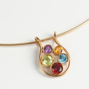 B250327 - 180: Gargantilla de oro con peridoto, granate, topacio, cuarzo amatista y cuarzo citrino.