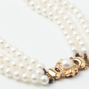 B250424 - 6: Collar de perlas cultivadas con cierre de oro y circonitas.