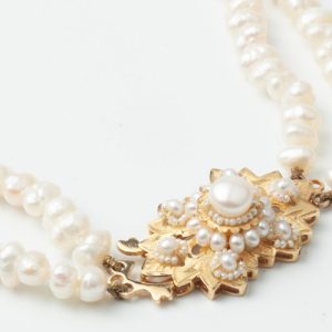 B250424 - 139: Collar de dos vueltas de perlas de aljofar con cierre de oro.